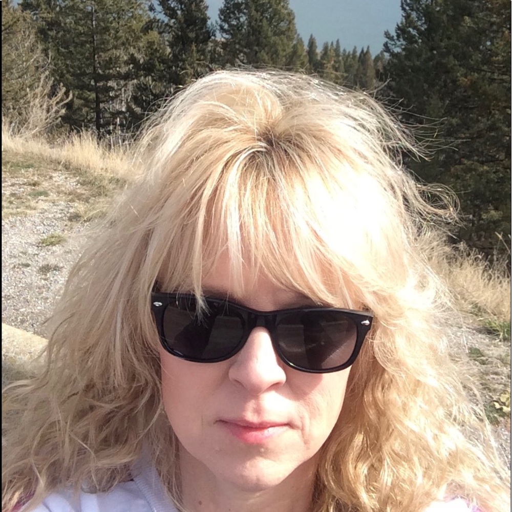 Meet your Posher, Rena